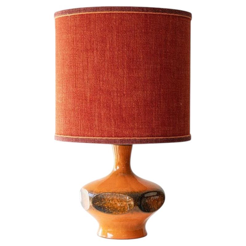 Lampada da tavolo in ceramica arancione, paralume in seta su misura di R. Houben