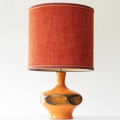 Lampada da tavolo in ceramica arancione, paralume in seta su misura di R. Houben