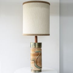 Lampada da tavolo in metallo, legno e ceramica, paralume in seta su misura di R. Houben