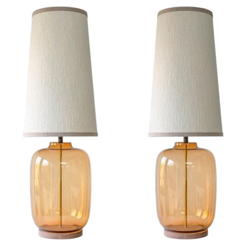 1 delle 2 lampade da tavolo XL in vetro ambrato con paralumi in seta di R. Houben in vendita