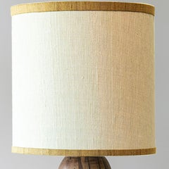 Lampe de table en céramique à rayures marron, abat-jour en soie CUSTOM MADE par R. Houben