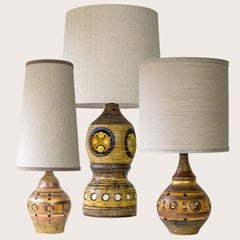 Ensemble de 3 lampes en céramique Georges Pelletier, abat-jour en soie sur mesure par R. Houben