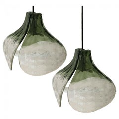 1 des 2 lampes à suspension vertes transparentes de Carlo Nason pour Mazzega