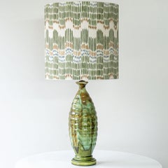 Lampe courbe en céramique verte, abat-jour vert orange blanc fait sur mesure par R. Houben
