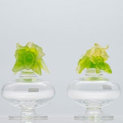 1 der 2 Baccarat Kunstglasflaschen mit grünen Blumen, Frankreich