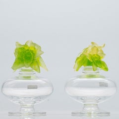 1 der 2 Baccarat Kunstglasflaschen mit grünen Blumen, Frankreich