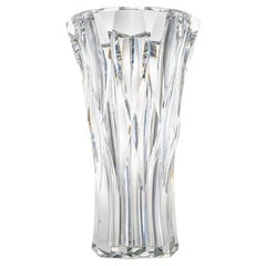 Bellissimo vaso di cristallo trasparente Baccarat strutturato e affusolato, Francia