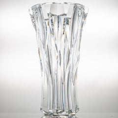 Bellissimo vaso di cristallo trasparente Baccarat strutturato e affusolato, Francia