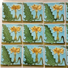 1 delle 18 piastrelle in rilievo Art Nouveau smaltate con fiori giallo miele, Maison Helman