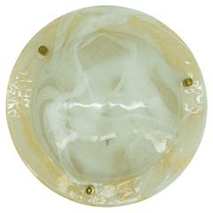1 der 2 Wandleuchten aus Messing und mundgeblasenem Murano-Glas oder Unterputz, 1960er Jahre