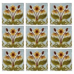 1 de los 44 azulejos Jugendstil en relieve azules y amarillos, hacia 1920