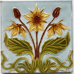 1 de los 44 azulejos Jugendstil en relieve azules y amarillos, hacia 1920