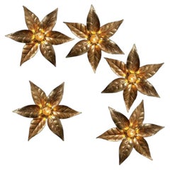 1 delle 8 luci da parete con fiori in ottone in stile Willy Daro