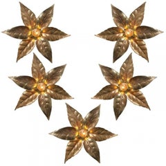 1 delle 8 luci da parete con fiori in ottone in stile Willy Daro