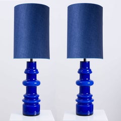 1 der 2 Holmegaard Indigo Keramik Lampen, Custom Tall Blue Schirme von R. Houben