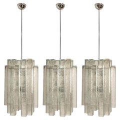1 de las 5 lámparas colgantes Doria de cristal acanalado y cromo, Alemania, década de 1960