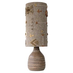 Lampe de table en céramique à rayures brunes, abat-jour brodé fait sur mesure par R. Houben