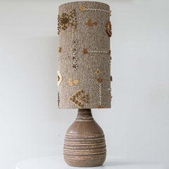 Lampe de table en céramique à rayures brunes, abat-jour brodé fait sur mesure par R. Houben