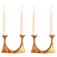 1 dei 2 candelieri da tavolo in bronzo a due bracci, realizzati a mano da Tharjes, 1950