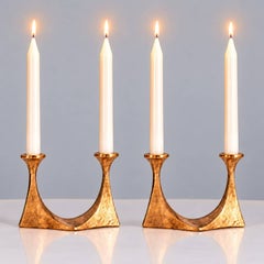 1 dei 2 candelieri da tavolo in bronzo a due bracci, realizzati a mano da Tharjes, 1950