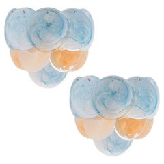 Diversi grandi dischi in vetro di Murano marrone e blu e una lampada da parete in ottone, Italia