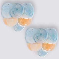 Diversi grandi dischi in vetro di Murano marrone e blu e una lampada da parete in ottone, Italia