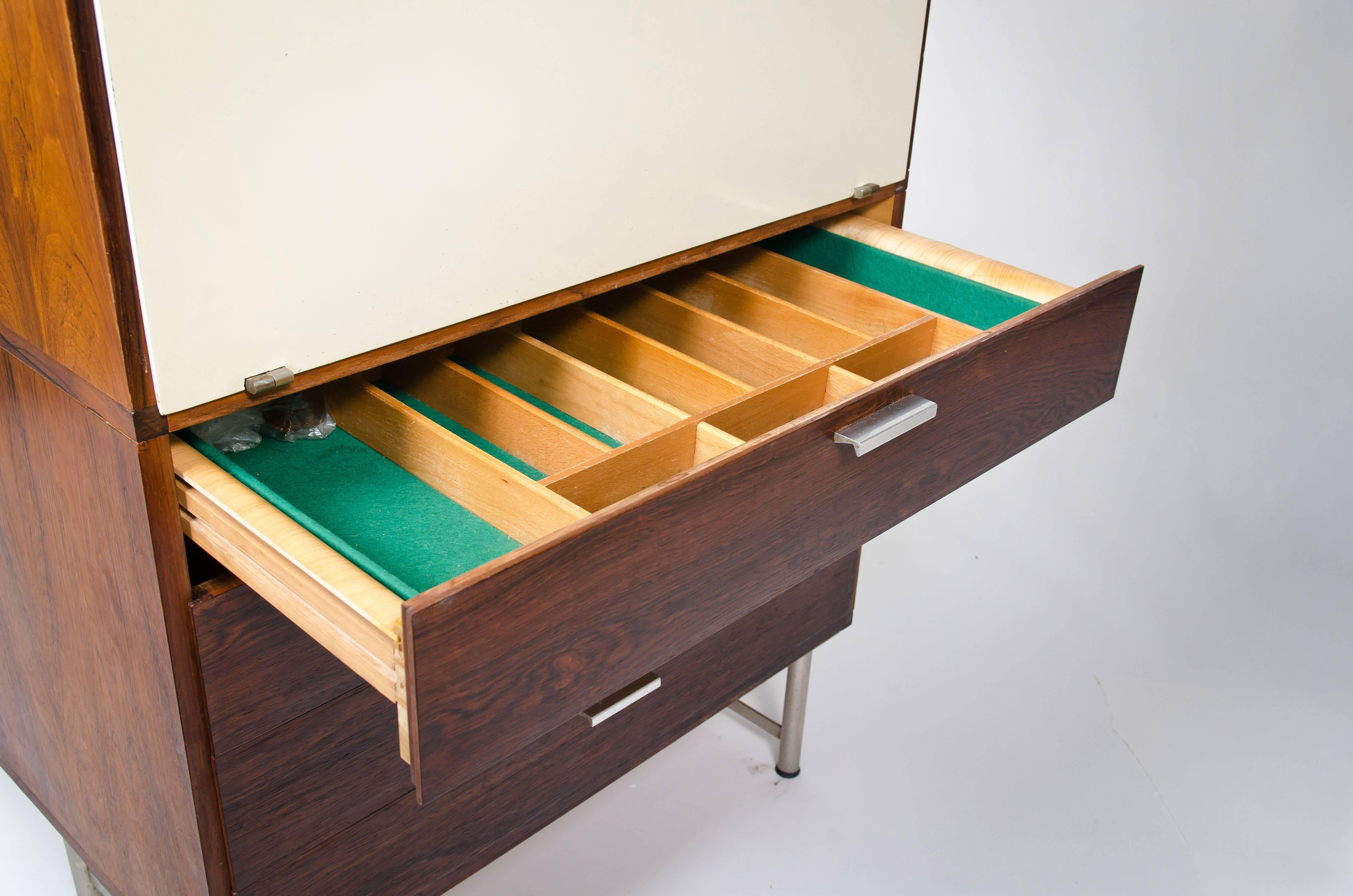 Beautiful cabinet from the ‘Made to Measure’ series Pastoe. This system, designed by Cees Braakman, Heavily influenced by the U.S. design, and particularly the one of the Eames, Cees Braakman combines aesthetics and technical perfection. His biggest