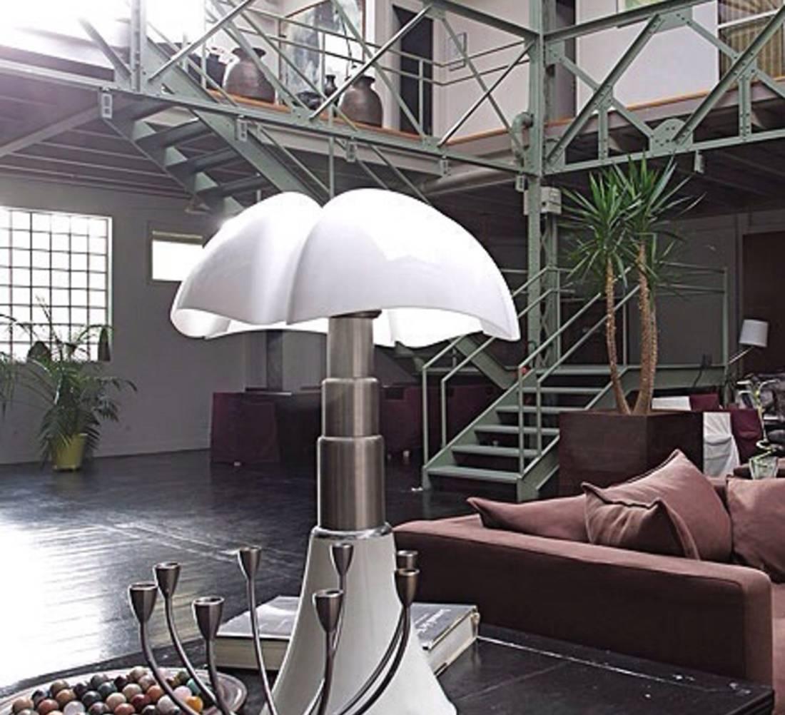 Eye-catching near pristine vintage "Pipistrello" lamp, designed by Gae Aulenti in 1965 for Martinelli Luce. The telescopic stainless steel "neck" allows the lamp to be used with a variety of table heights from 70 till 90 cm.