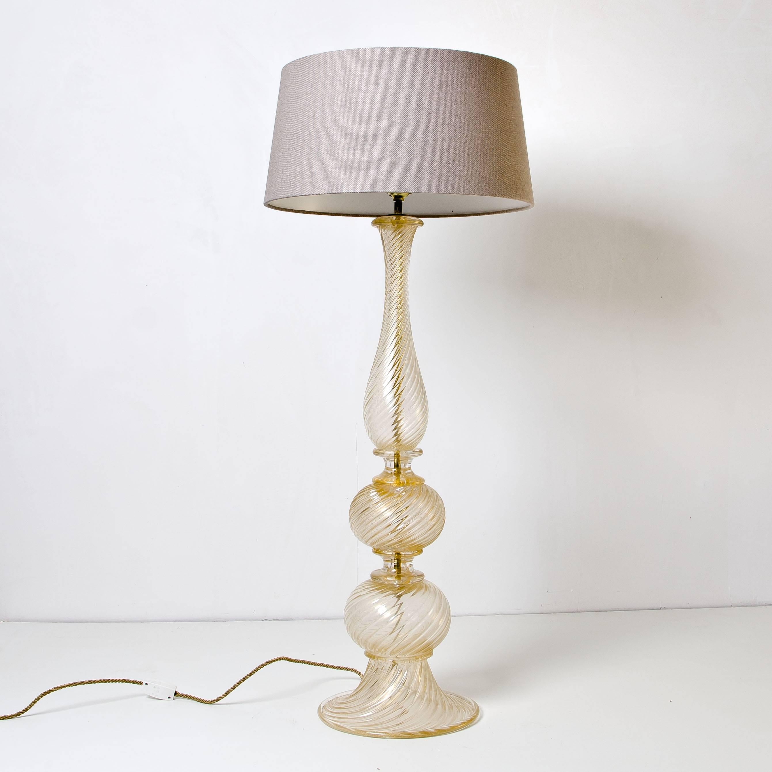 Mid-Century Modern Elegant Italian Murano Gold Inclusions Glass Floor Lamp by Barovier & Toso