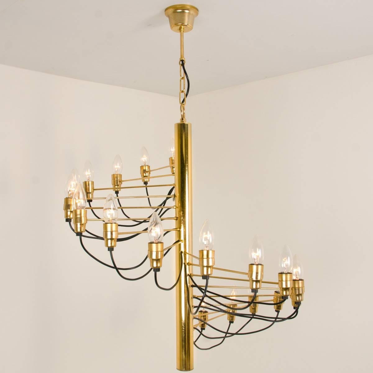 A iconic chandelier in the style of a design of Gino Sarfatti, Italy.
The chandelier was inspired by the archetype of the ancient chandelier.
The many brass-plated arms are screwed directly to the central stem which is also brass-plated. The 18