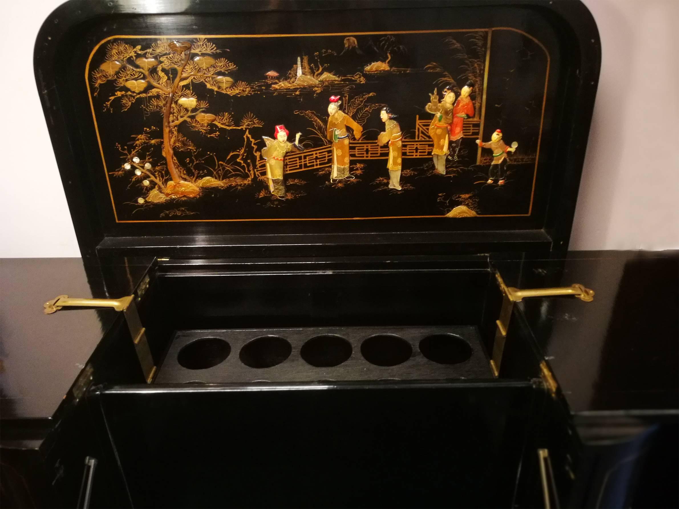 Lacquered Midcentury Chinoiserie Inlaid Decorated Mahogany Bar Buffet, Black Laquered