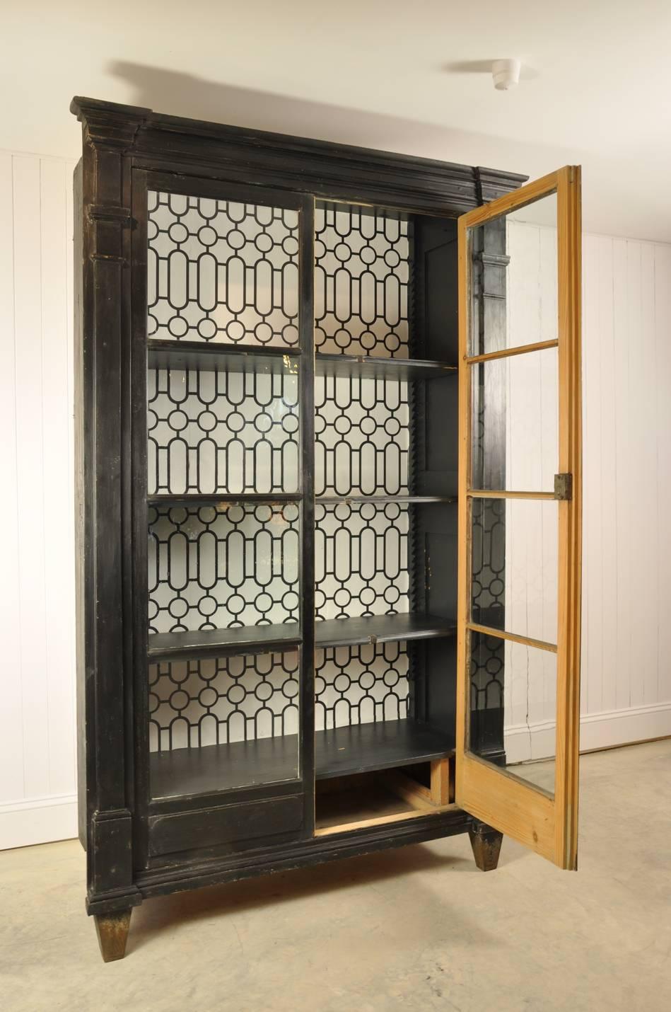 1920s Glazed Bookcase In Distressed Condition For Sale In Cirencester, Gloucestershire