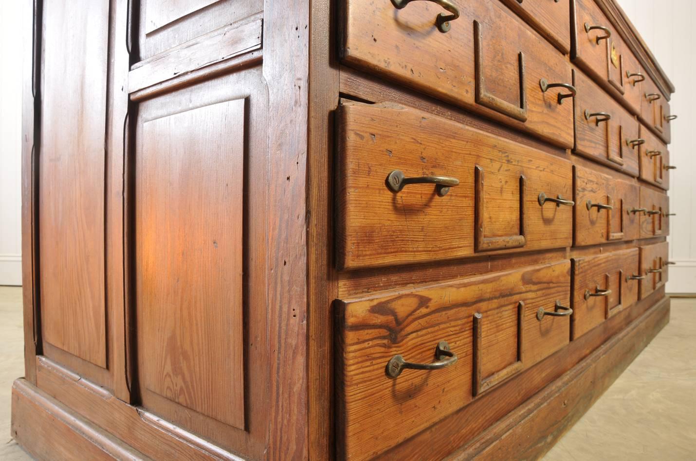 French Pitch Pine Bank of Drawers, circa 1900 In Fair Condition For Sale In Cirencester, Gloucestershire
