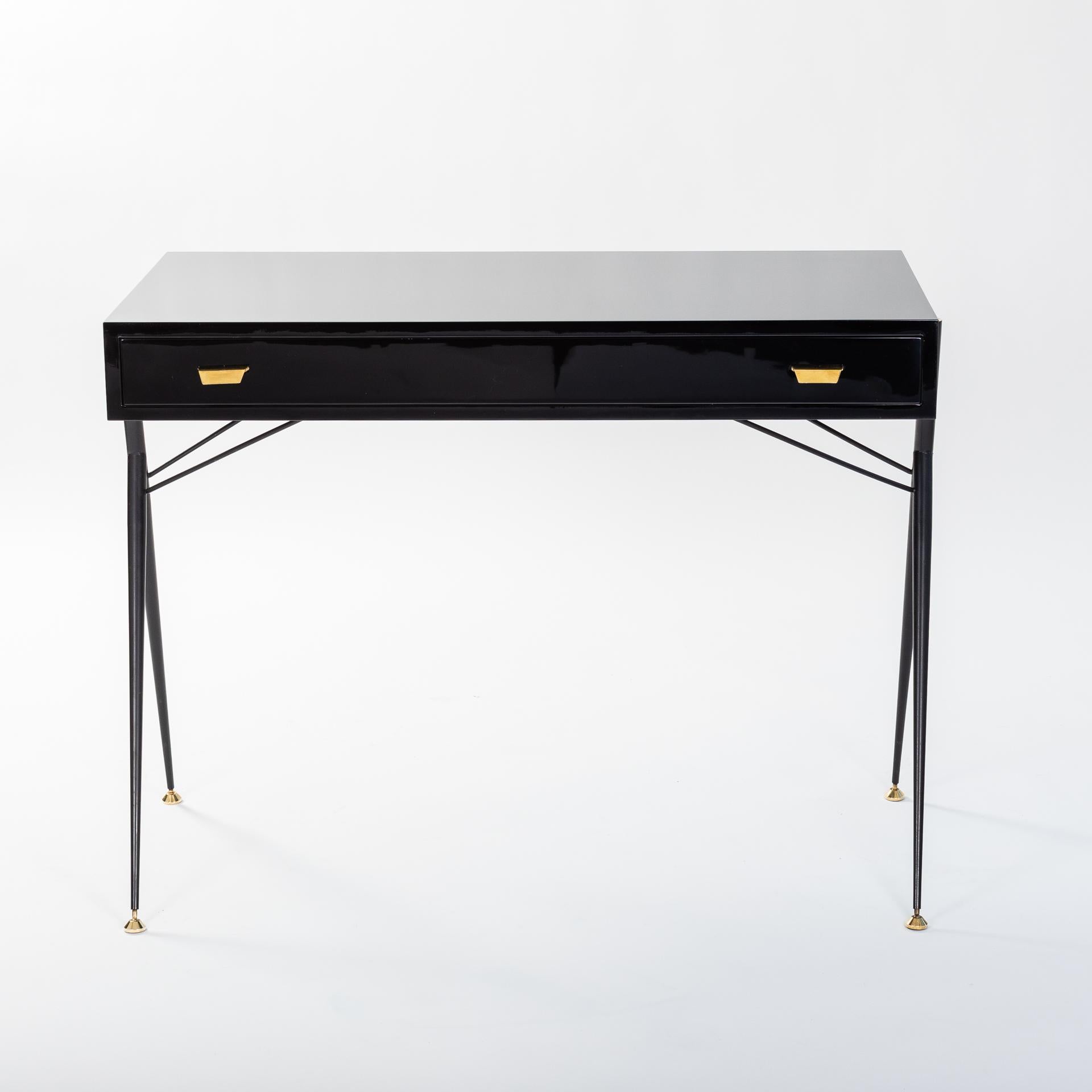 Kleiner Schreibtisch von Silvio Cavatorta, Italien, 1950er Jahre.
Neu lackiert in schwarzem Hochglanzlack.
Sockel aus Edelstahl, schwarz pulverbeschichtet, feine Messingdetails.
Höhenverstellbares Fußteil
Frei einstellbar.