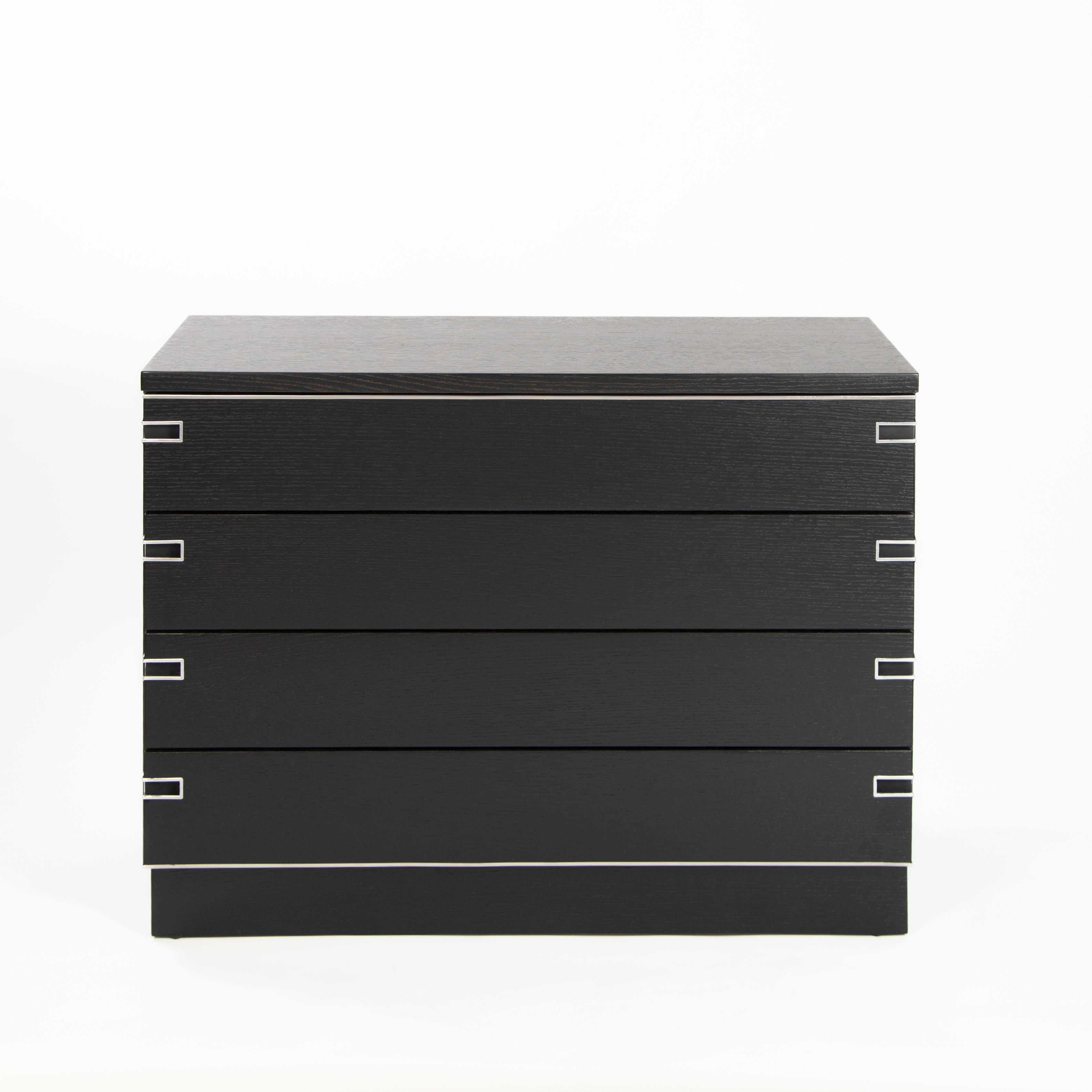 Italian Mid-Century Black Oak Ceruse Drawer with Nickeled Handle Recesses 1960s

This chest of drawers with 4 spacious drawers impresses with its fine details and chic finish.

The base of the chest of drawers is beech with oak veneer and black