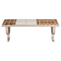 Mesa de centro francesa de mediados de siglo, de cerámica y acero, en tonos marrón, naranja y blanco, de los años 70