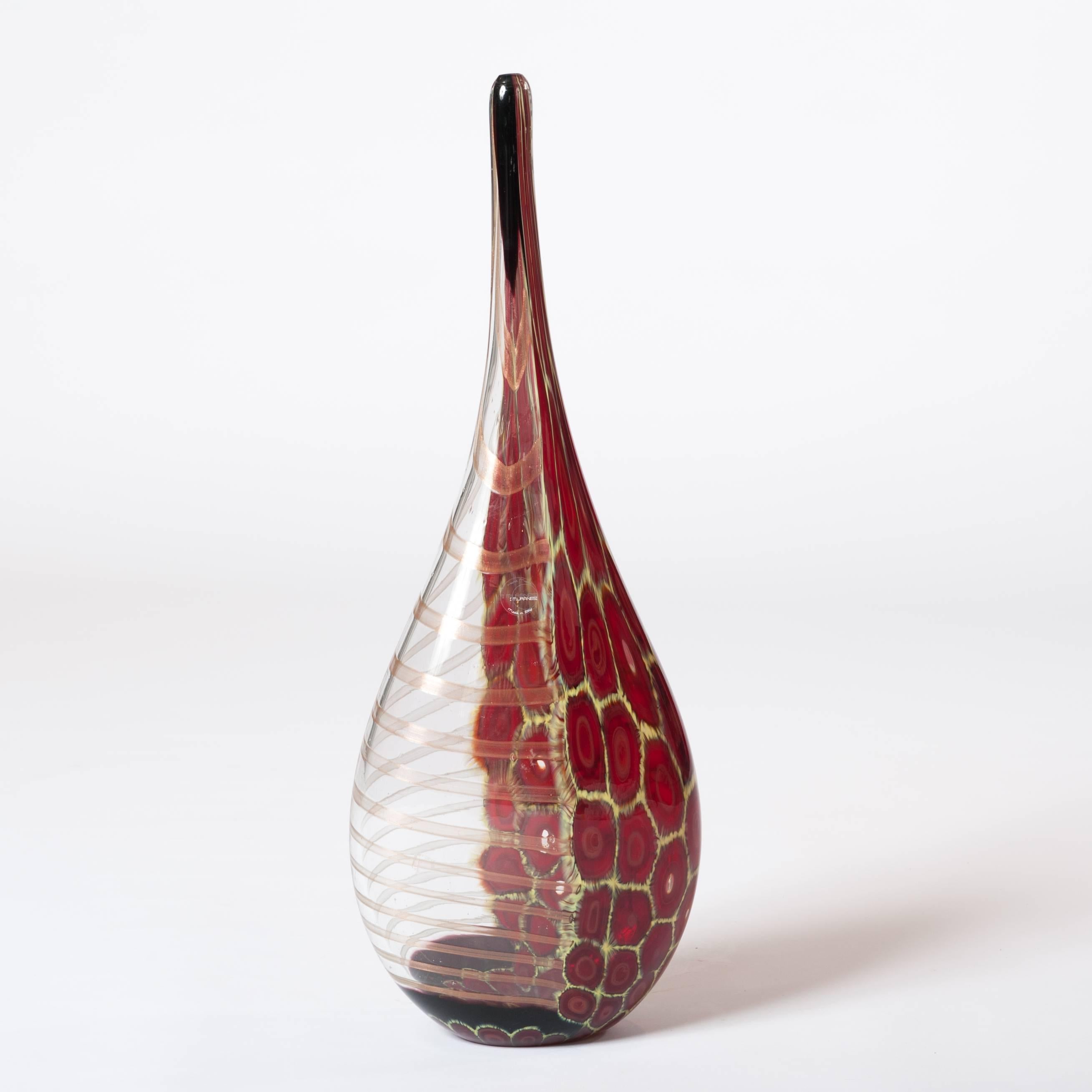 Moderne Élégant vase en forme de bouteille en verre de Murano transparent, rouge, jaune des années 1980 en vente
