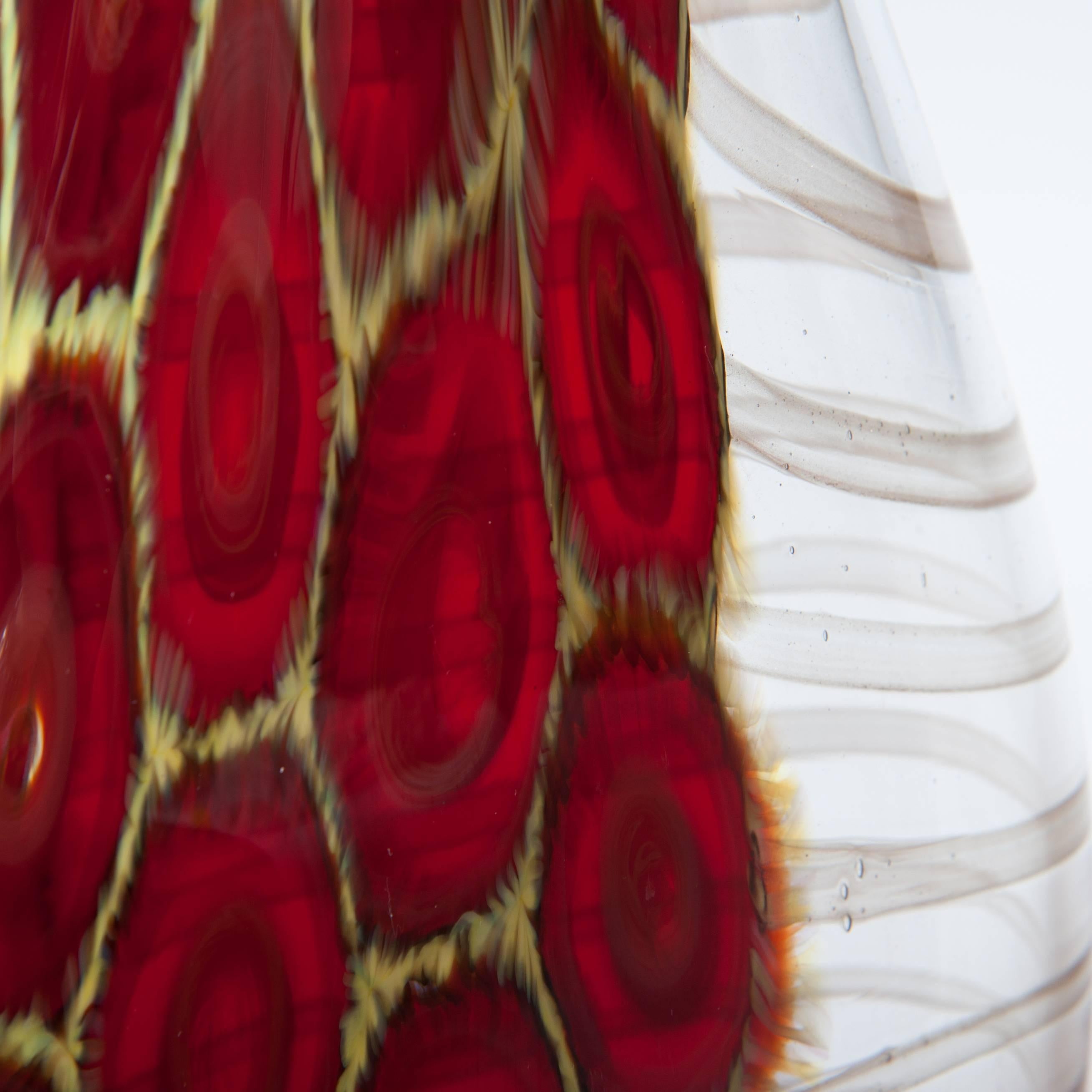 Fait main Élégant vase en forme de bouteille en verre de Murano transparent, rouge, jaune des années 1980 en vente