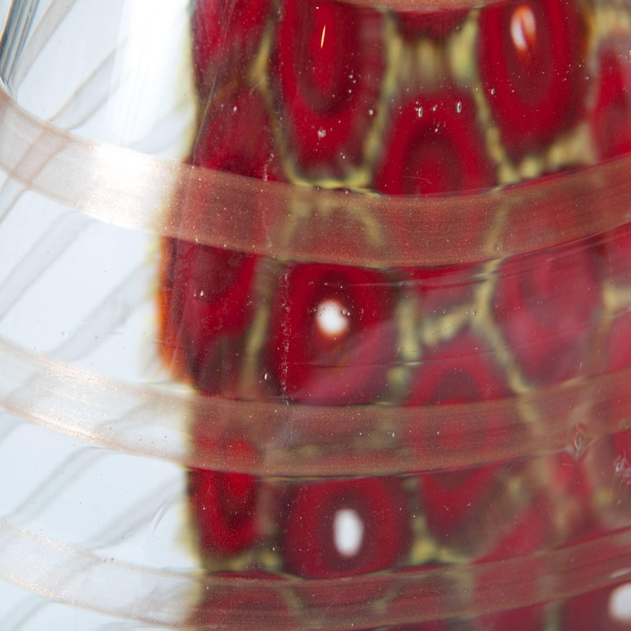 Fin du 20e siècle Élégant vase en forme de bouteille en verre de Murano transparent, rouge, jaune des années 1980 en vente