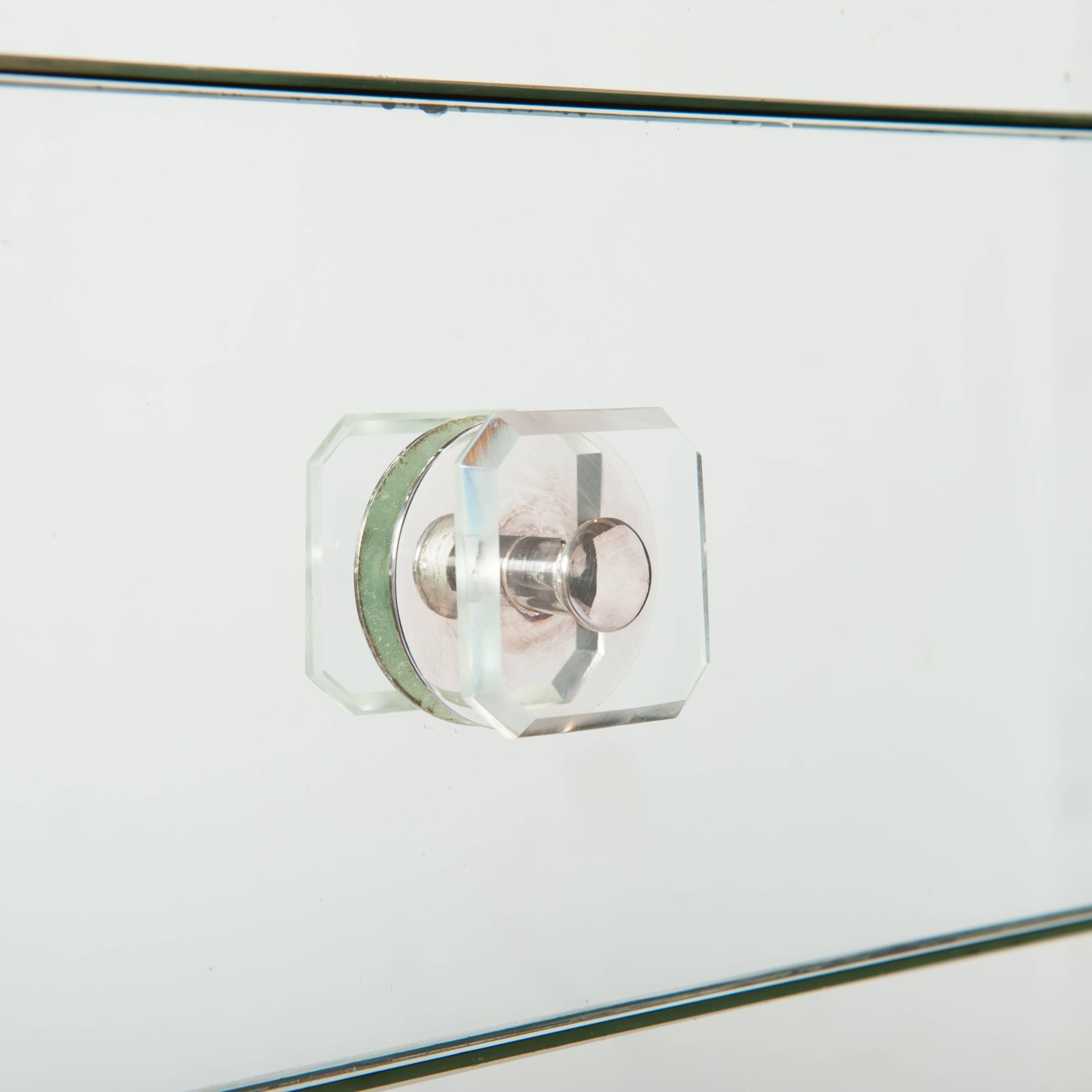 Französische Art-Déco-Kommode aus verspiegeltem Glas auf eleganten Schleifenbeinen (Facettiert)