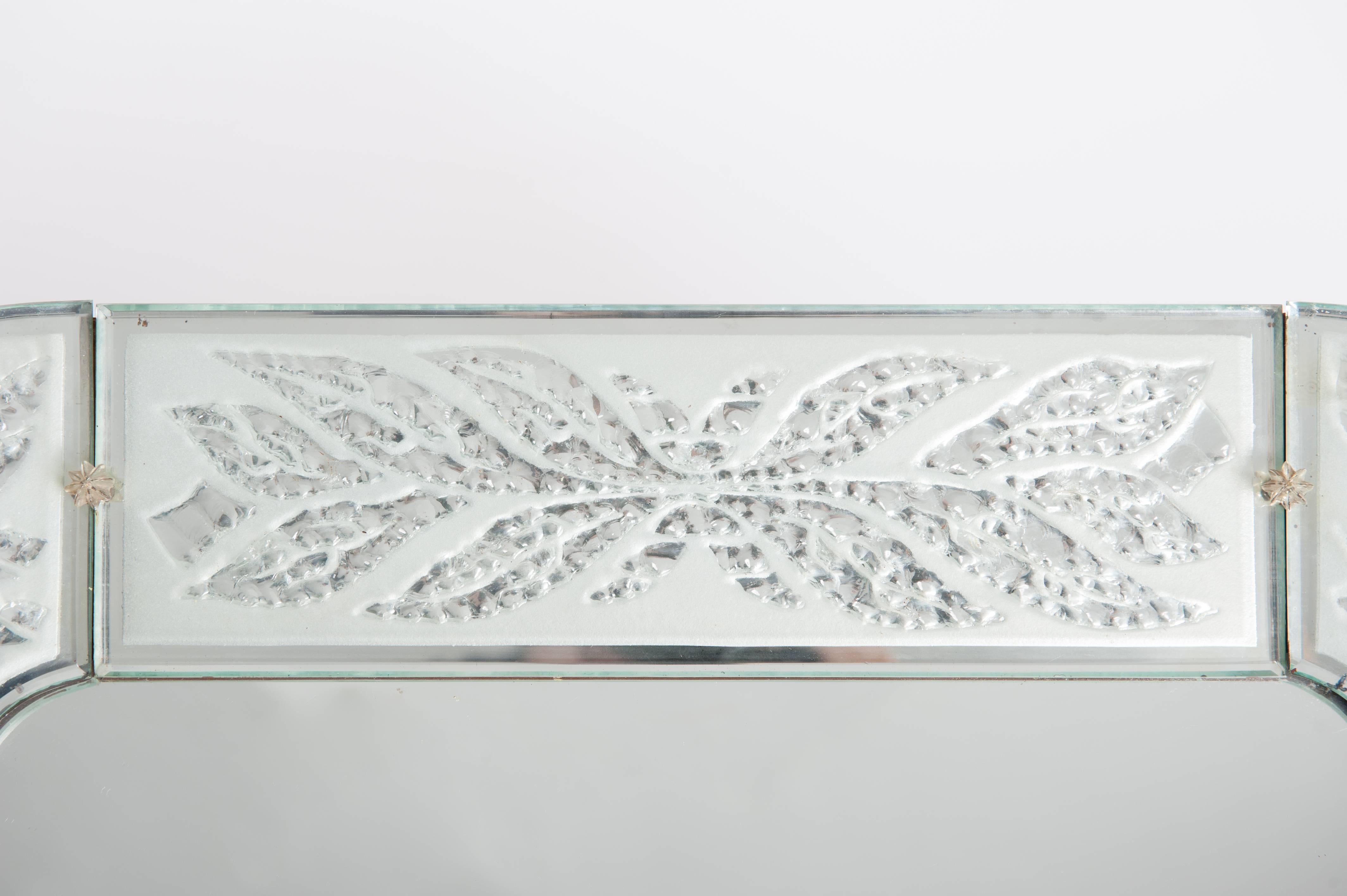 Metà XX secolo Specchio svedese Art Déco in Cristal, incisione fine con foglie stilizzate 1930 in vendita
