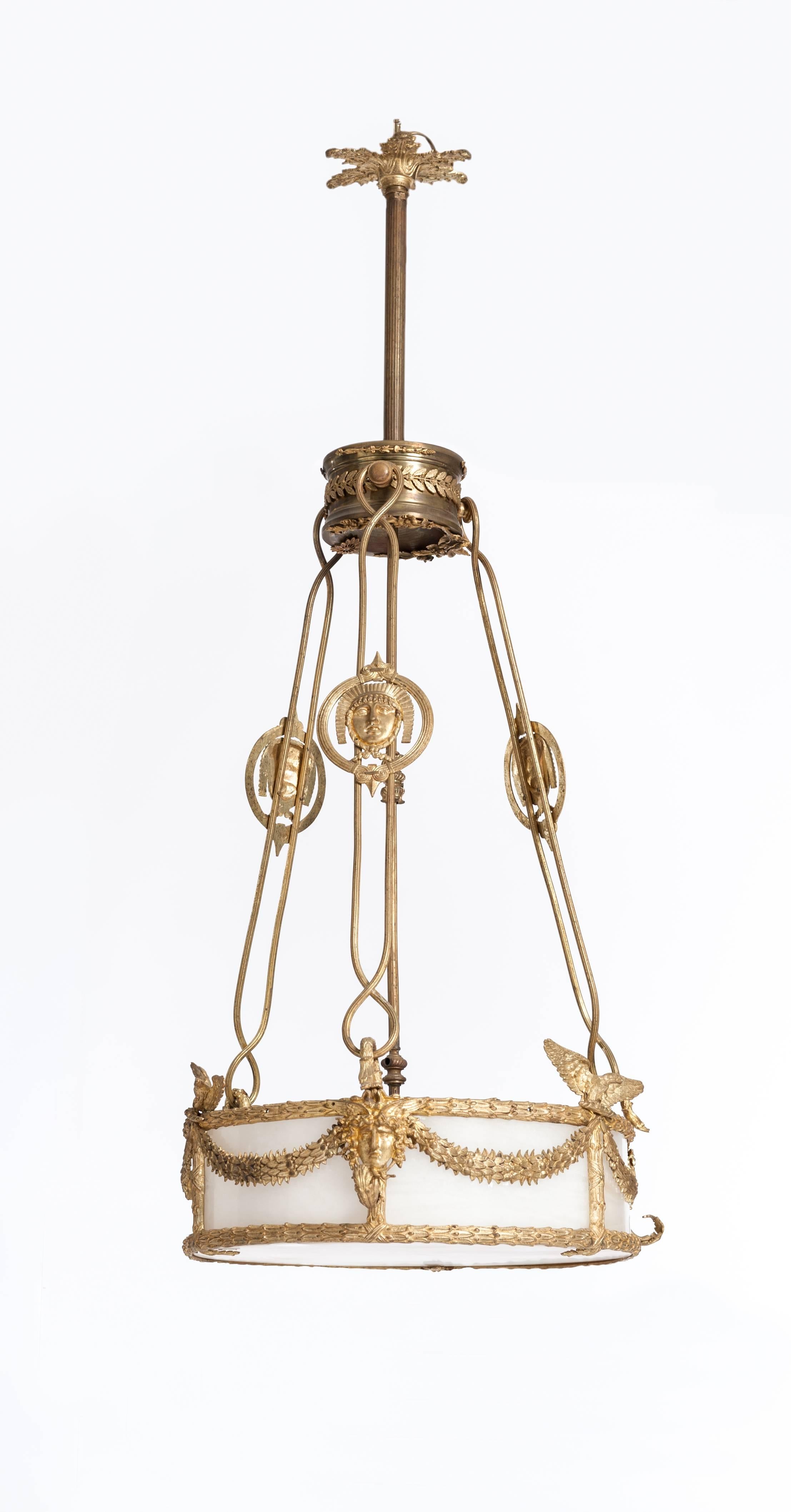 Stile impero Impressionante lampadario francese Impero, bronzo dorato a fuoco con alabastro del 1830 in vendita