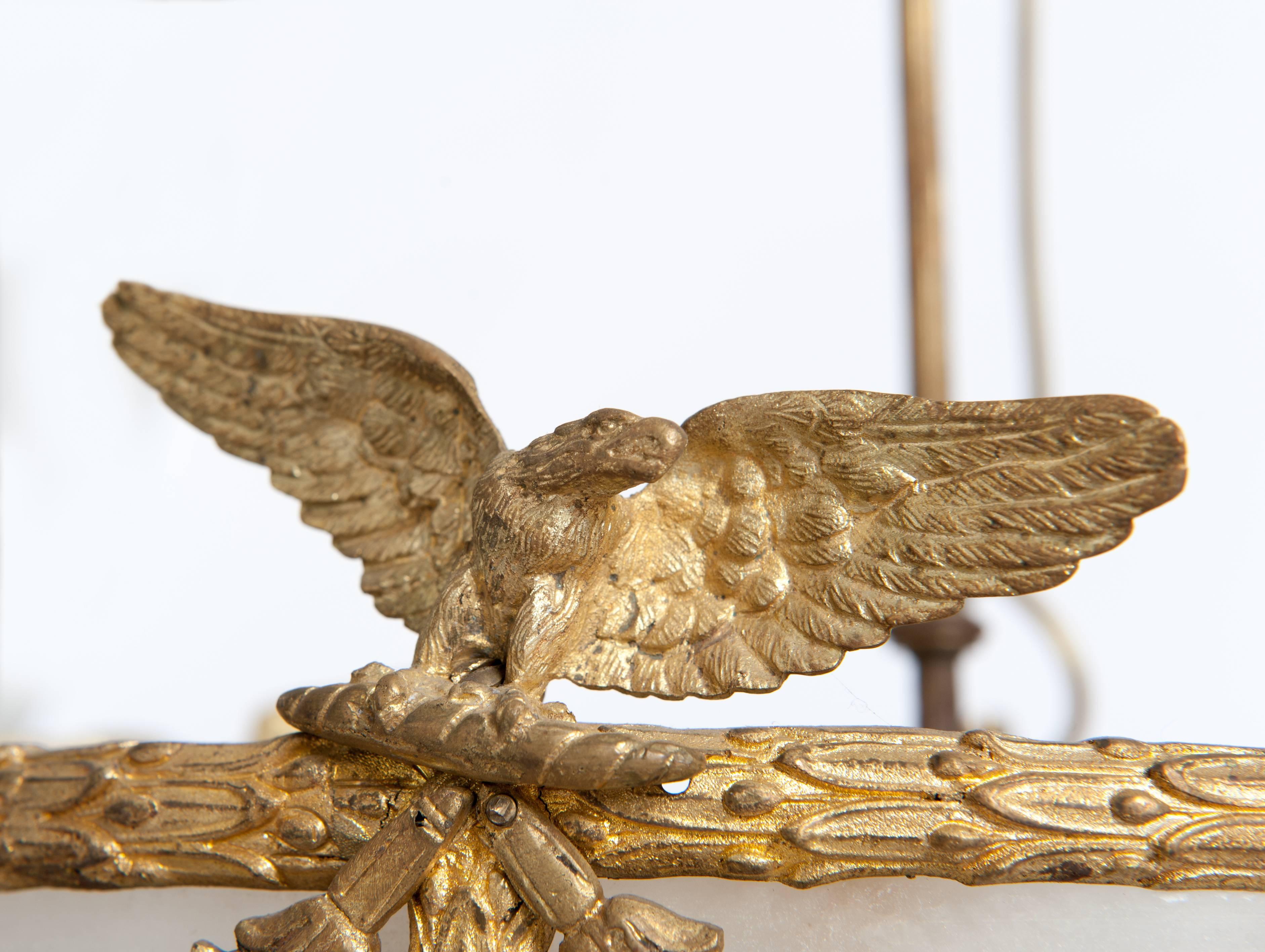 Beeindruckender französischer Empire-Kronleuchter, Feuervergoldete Bronze mit Alabaster 1830er Jahre (Mittleres 19. Jahrhundert) im Angebot
