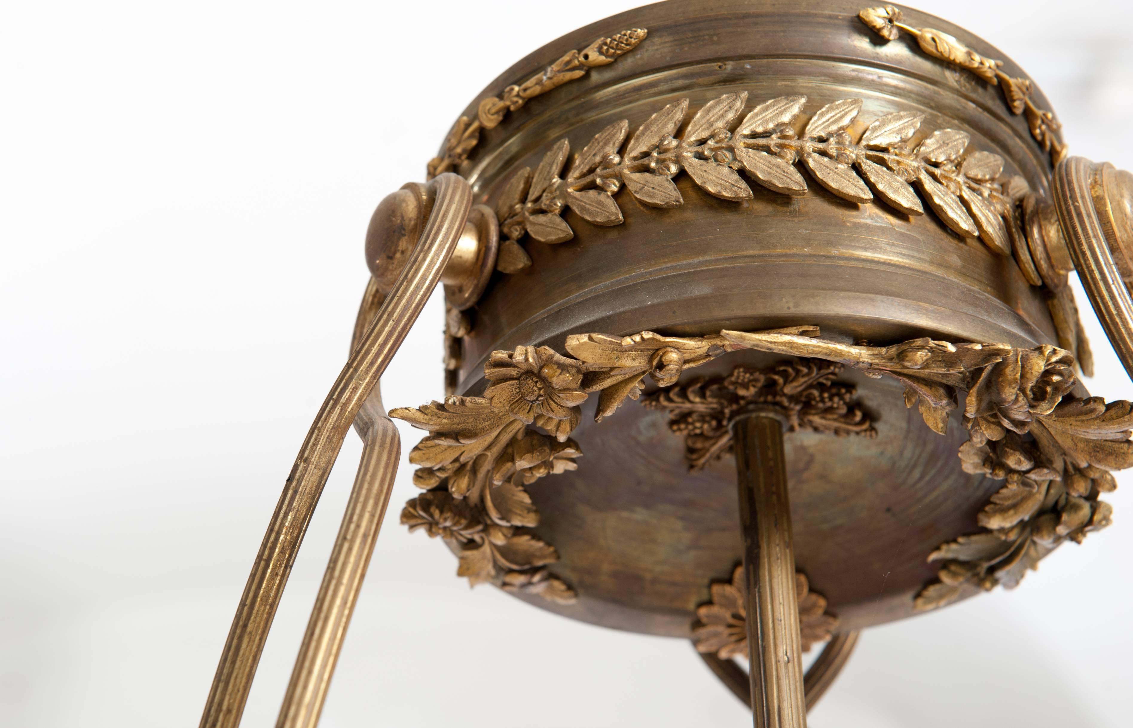 Bronze Impressionnant lustre Empire français des années 1830, bronze doré au feu et albâtre en vente