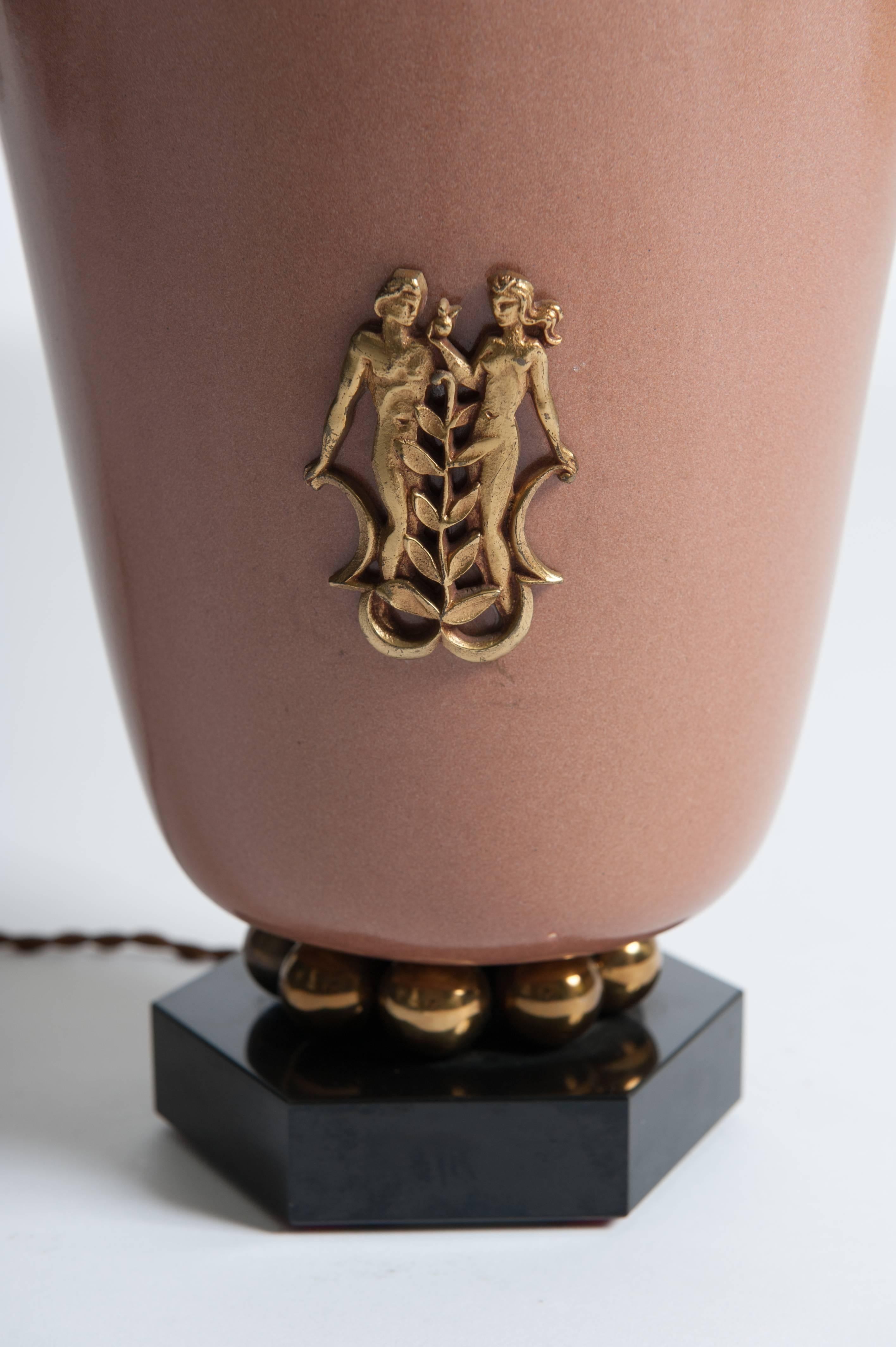 Art déco Lampe de table Art Déco française en céramique rose ancienne sur pierre noire avec détails en laiton en vente