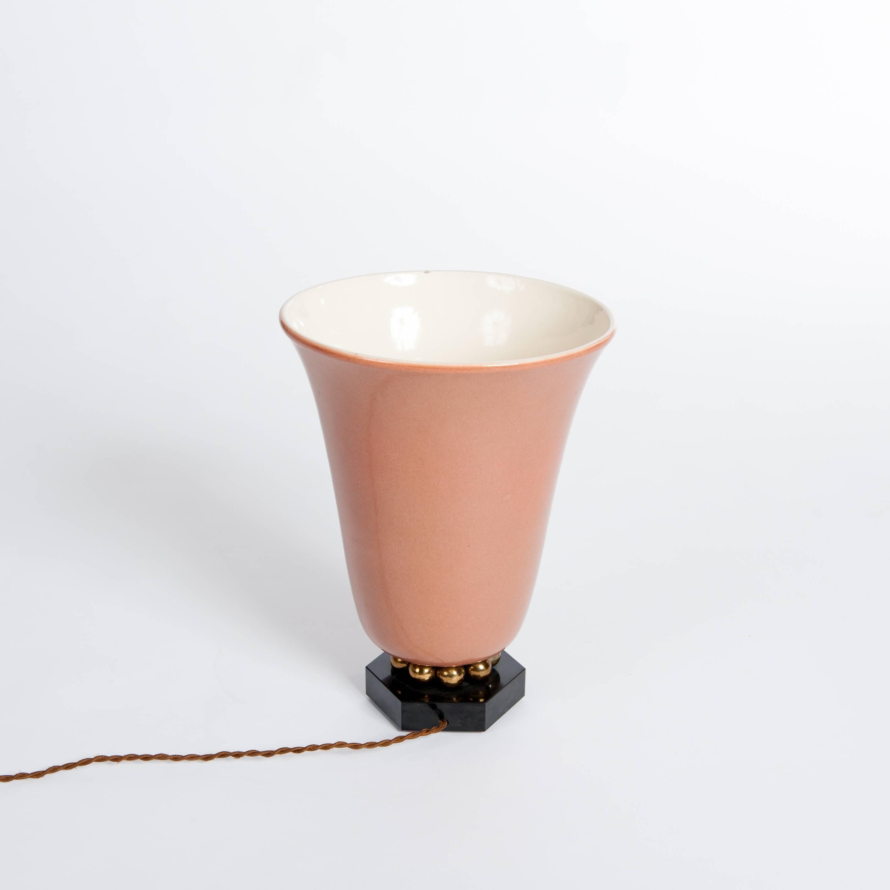 Français Lampe de table Art Déco française en céramique rose ancienne sur pierre noire avec détails en laiton en vente