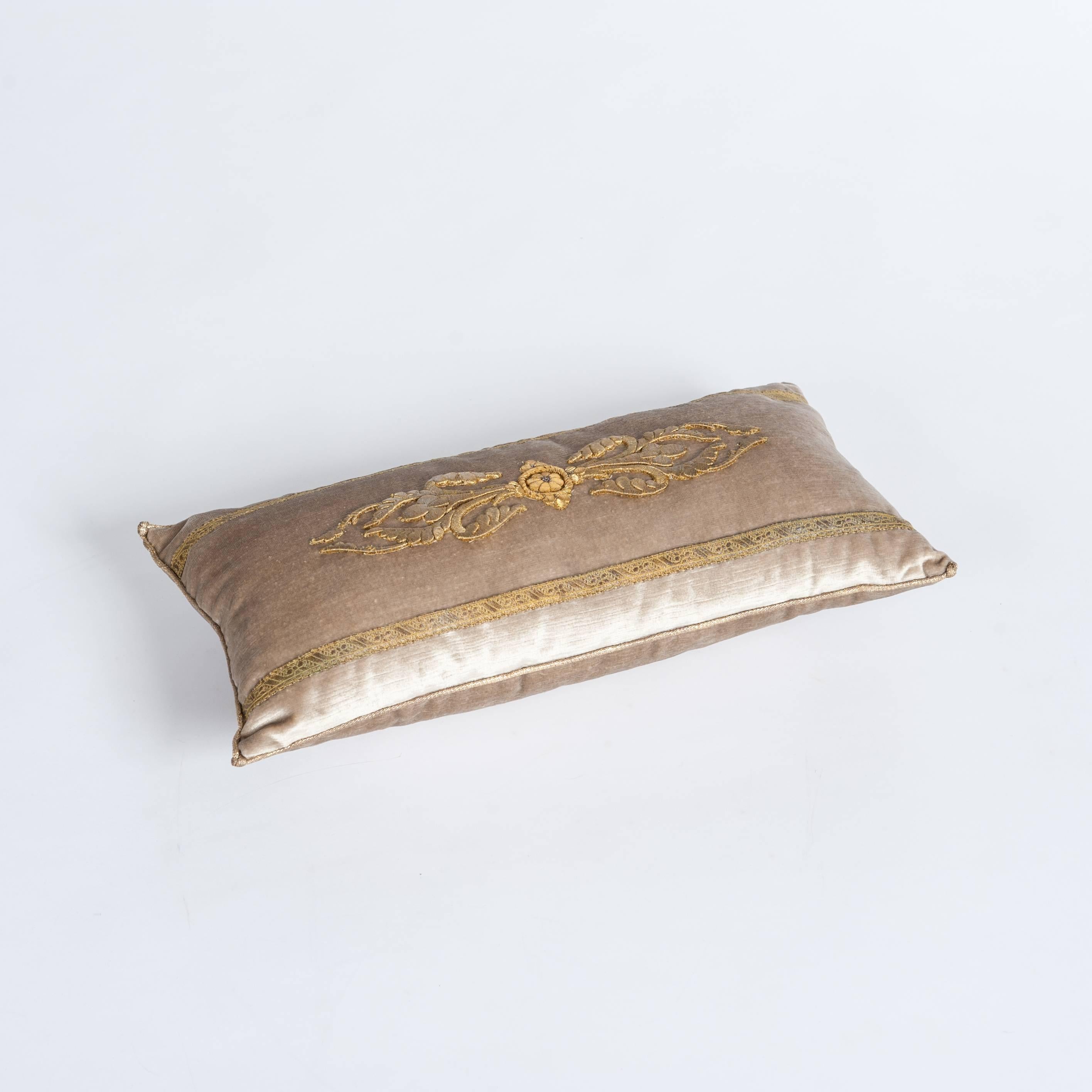 Pair of Champagne-Beige Colored Velvet Pillows with Antique Metallic Embroidery In Good Condition In Salzburg, AT