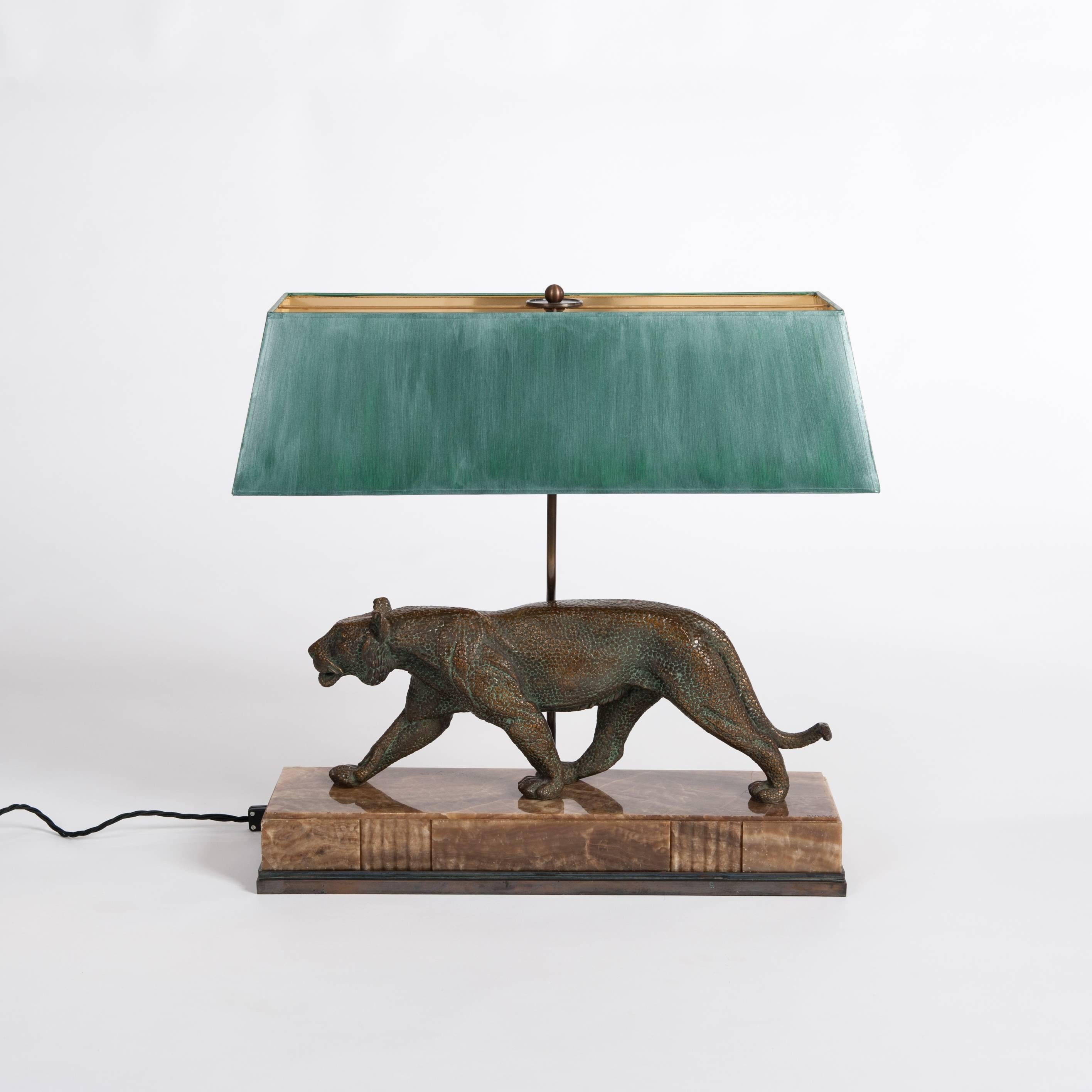 Very fine Art Deco cast bronze from France with a purpose built lamp construction and socle.
Sujet: Hammered and patinated bronze Art Deco panther on onyx base,
handsigned 