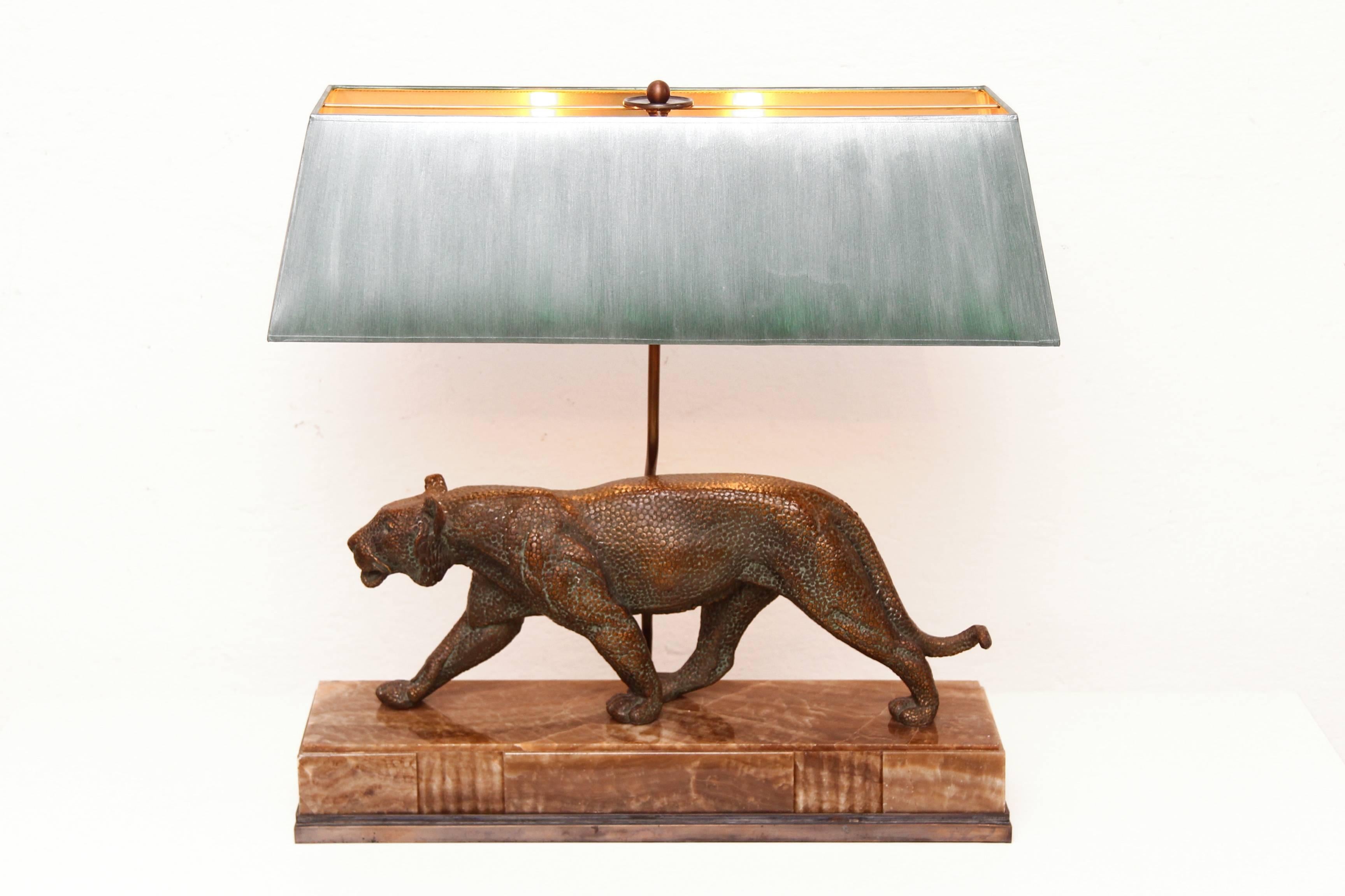 Art Deco Panther Table Lamp in Cast Bronze on Onyx Base, Hand Signed Rulas In Good Condition In Salzburg, AT