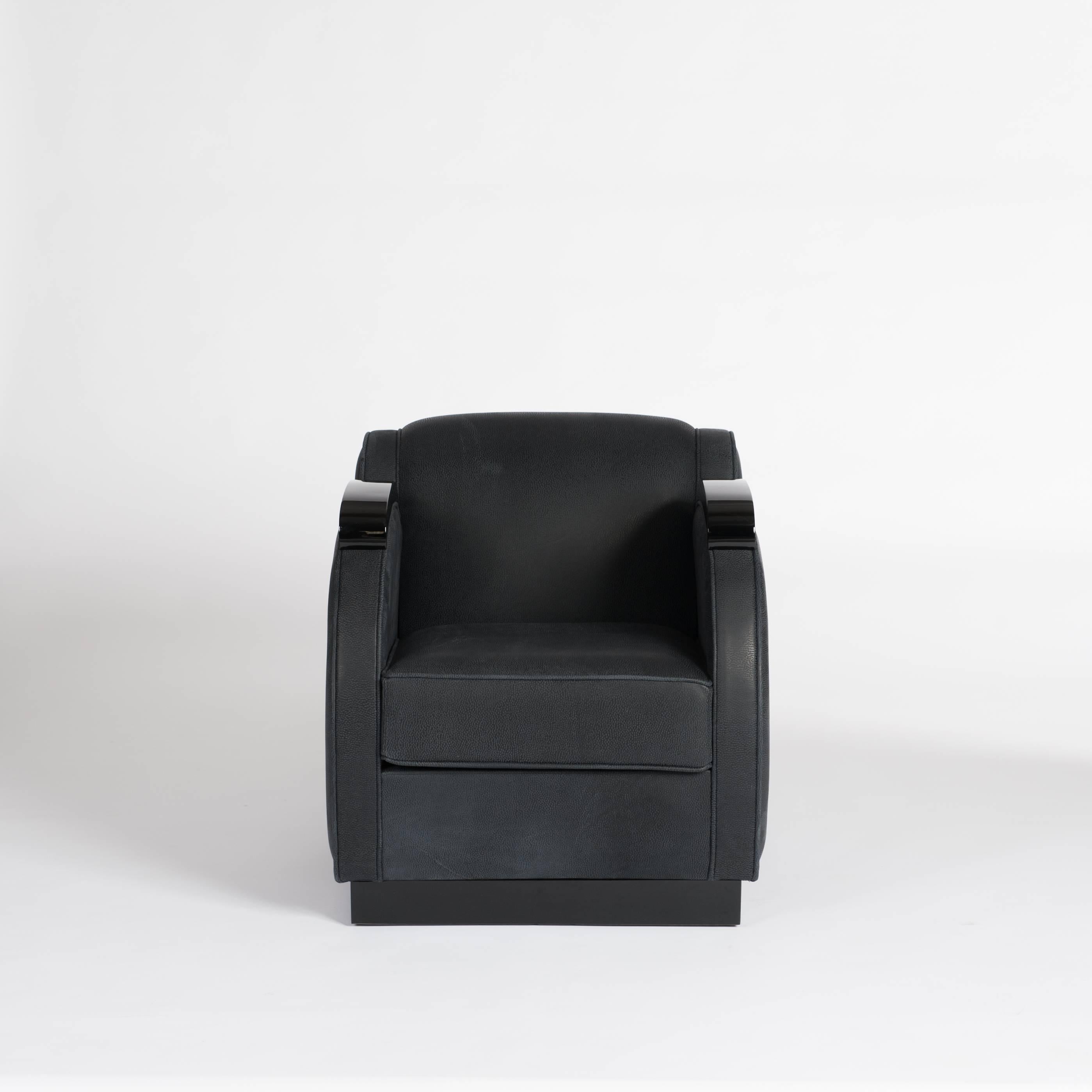 Unique Art Deco club chair with curved arms and sides.
The wooden frame is completely re-lacquered in high gloss black finish
the upholstery is completely re-worked, the cover fabric is an anthracite nubuck leather with piping in perfect man-made
